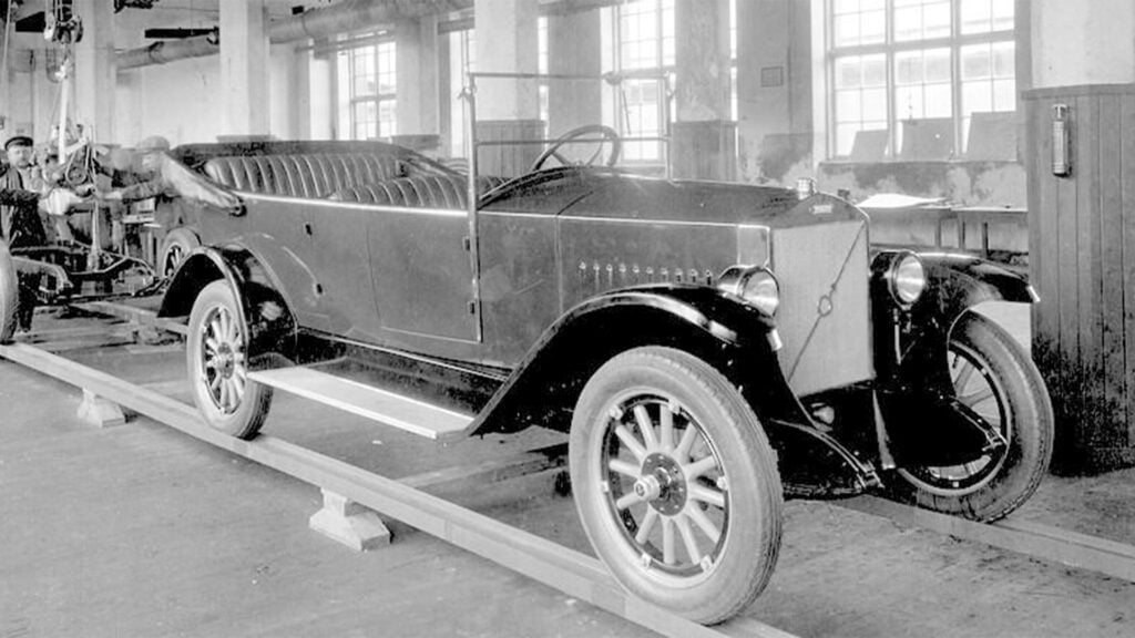 Bilden är tagen 13 april 1927, alltså en dag innan den första Volvo ÖV4 var helt klar och rullade ut på gården.