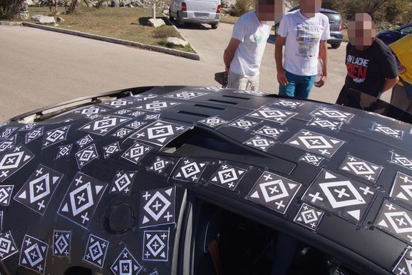 Dagens mest oväntade: Kolla in ratten i nya Bugattin