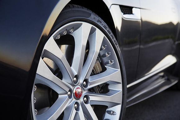 Jaguar F-Type med manuell låda - är det rätt val?