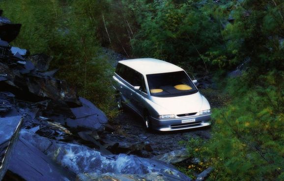 Bortglömd familjebuss lockade med V12-motor