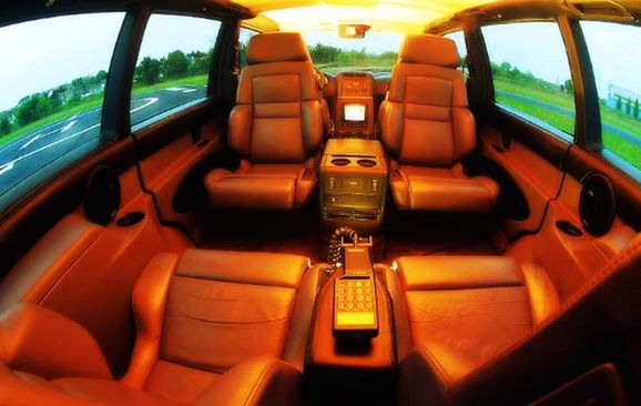 Bortglömd familjebuss lockade med V12-motor