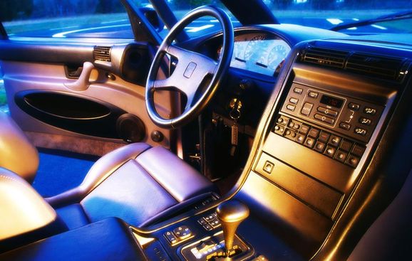 Bortglömd familjebuss lockade med V12-motor