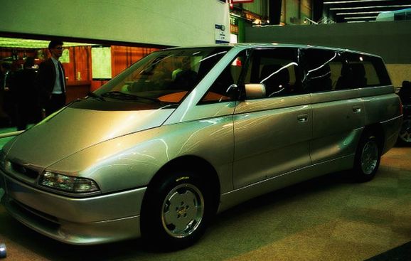 Bortglömd familjebuss lockade med V12-motor