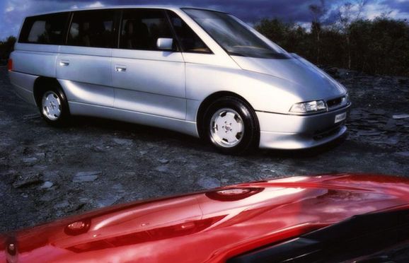 Bortglömd familjebuss lockade med V12-motor