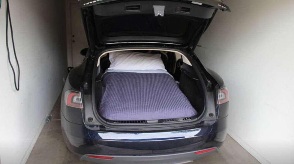 Nu kan du bo i en Tesla –världens snabbaste hotell