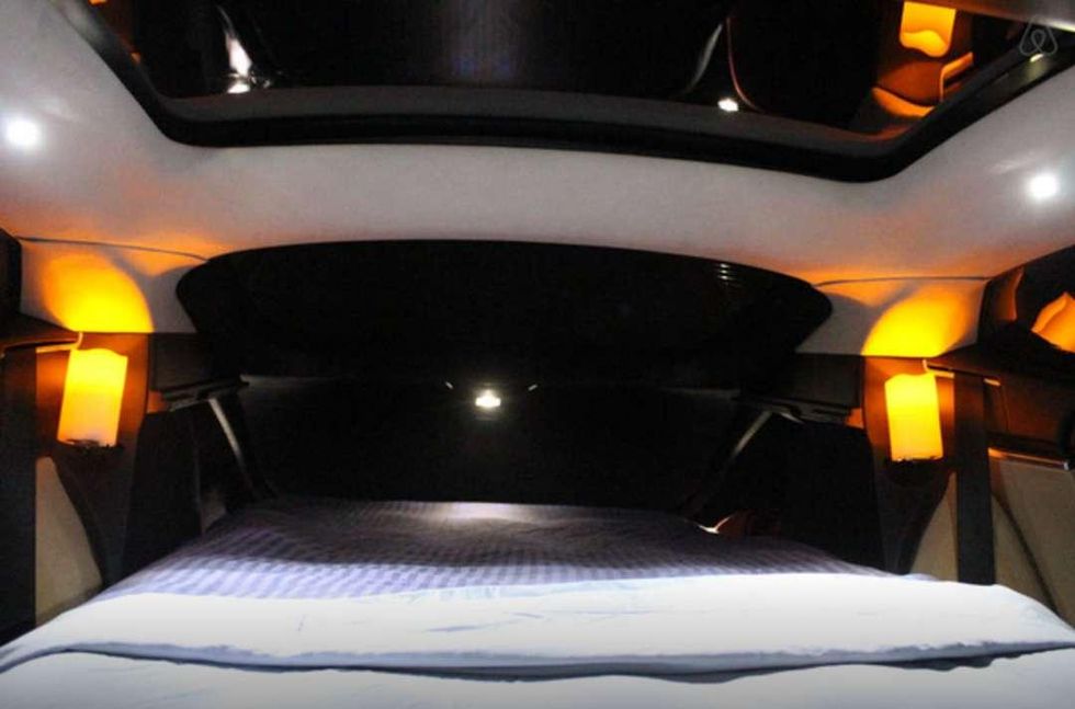 Nu kan du bo i en Tesla –världens snabbaste hotell