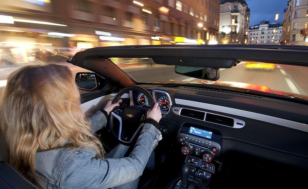 Kvinnor kör fortare än män – i en viss bil?