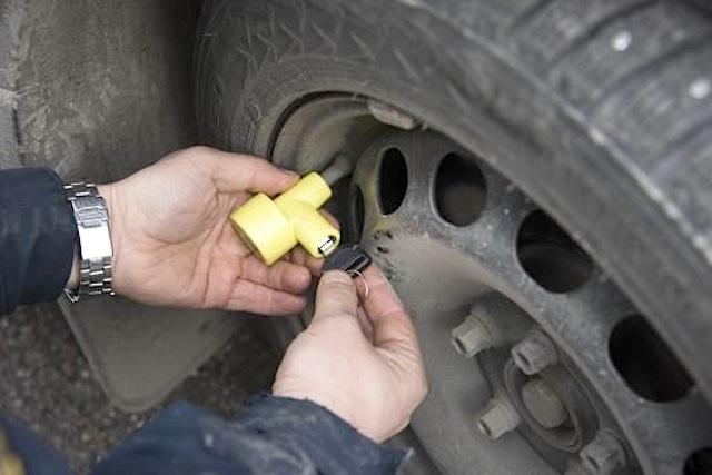 Sportbilsägare drabbad av första klampningen