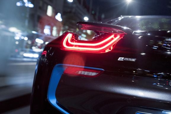 BMW ökar produktionen av superelbilen