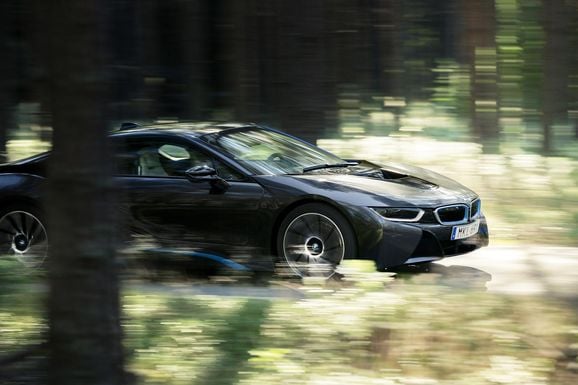 BMW ökar produktionen av superelbilen