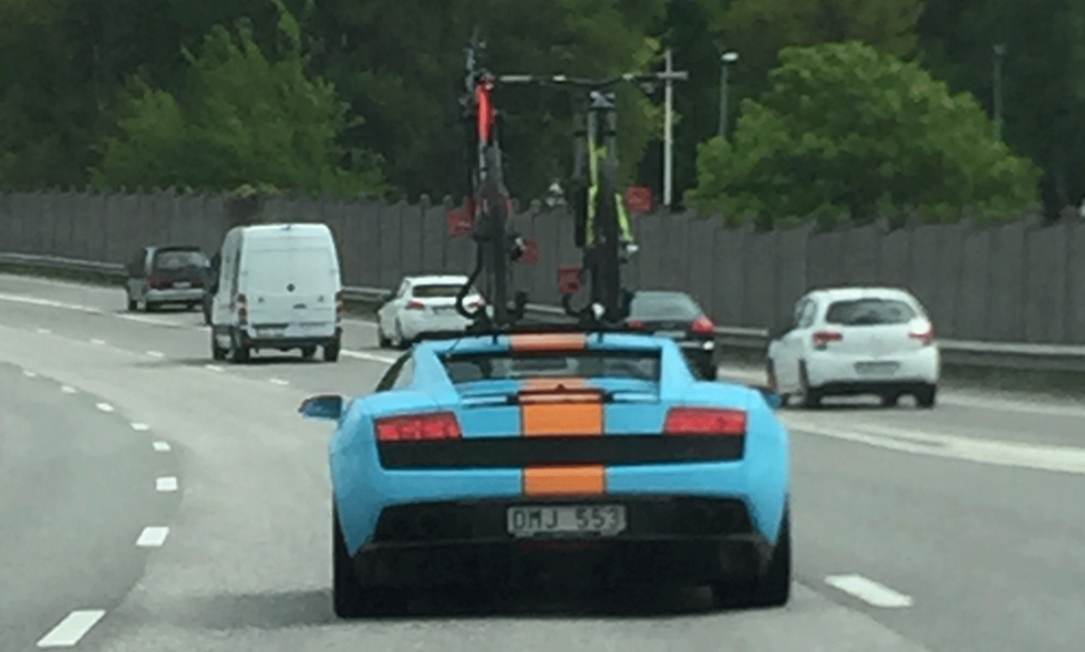 Här är Lambon med släp och brädor på taket