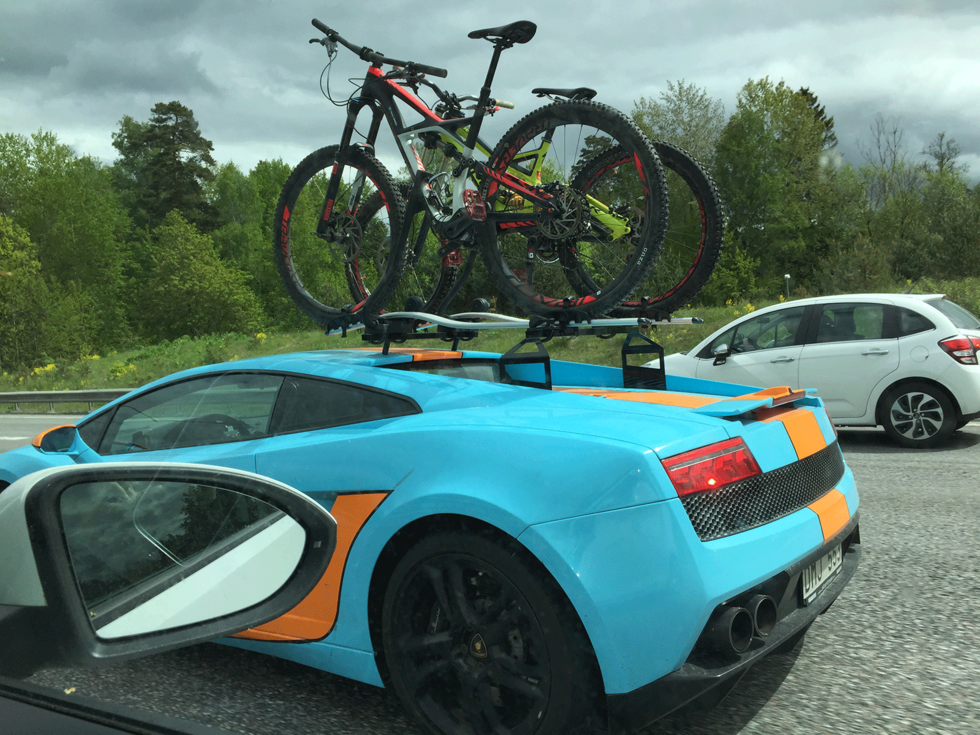 Här är Lambon med släp och brädor på taket