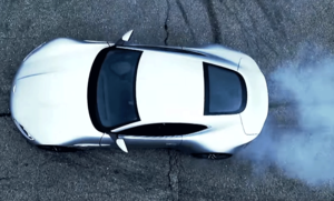 Bondbilen Aston Martin DB10 bränner däck