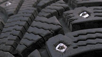 Forskare: ”Förbjud dubbdäcken – rädda liv”