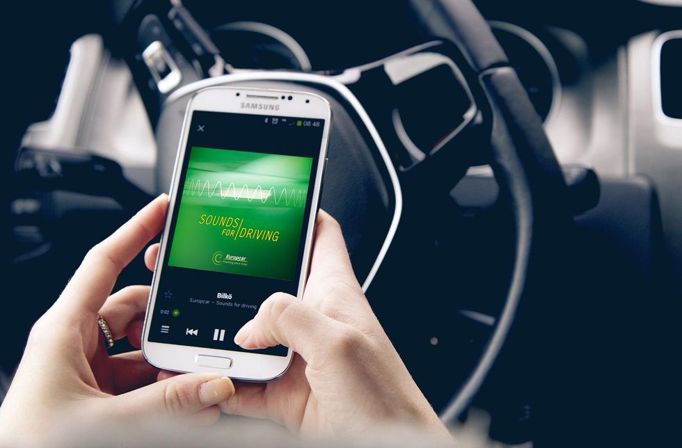 Fel låtar i bilstereon gör dig farlig som förare