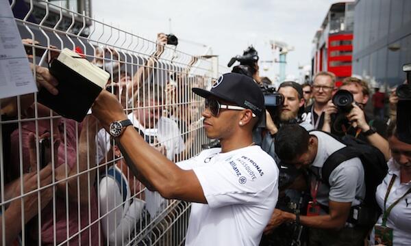 F1: Stark öppning av Ericsson - iförd Ronnie-hjälm