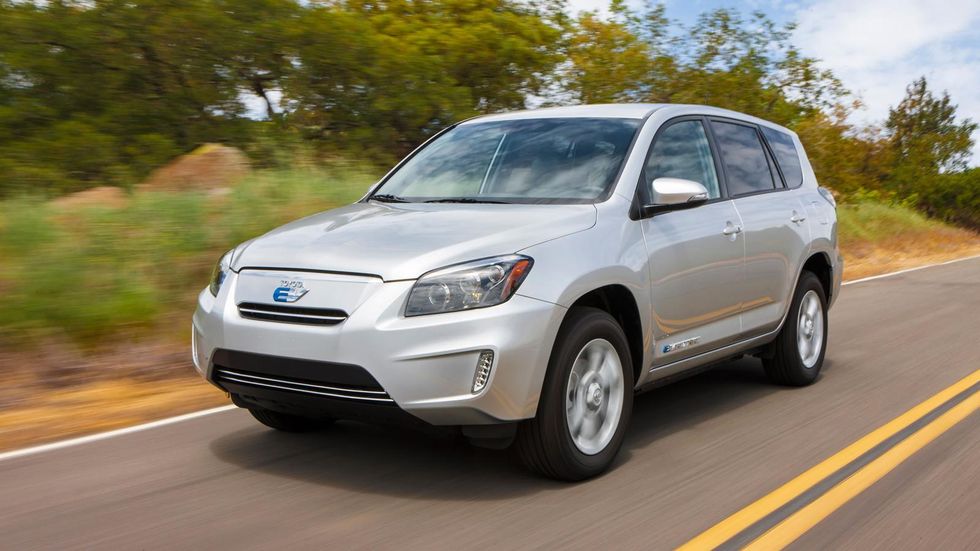 Toyotachef sågar elbilar – efterlyser nytt superbatteri