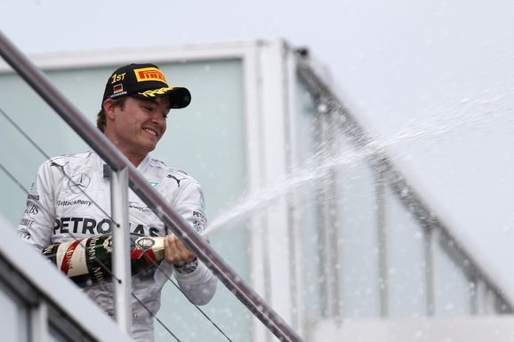 Rosberg tog promenadseger i ovanligt kraschfyllt race