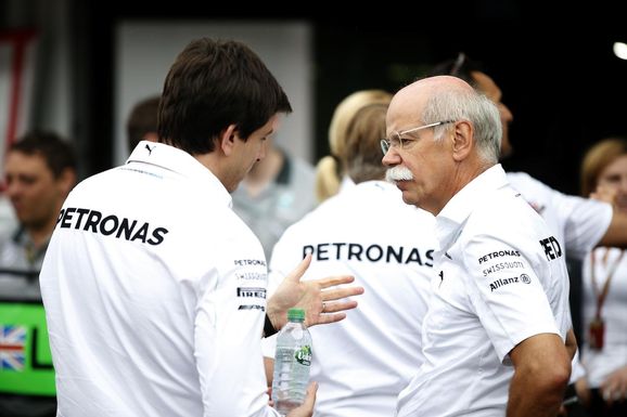 Rosberg tog promenadseger i ovanligt kraschfyllt race