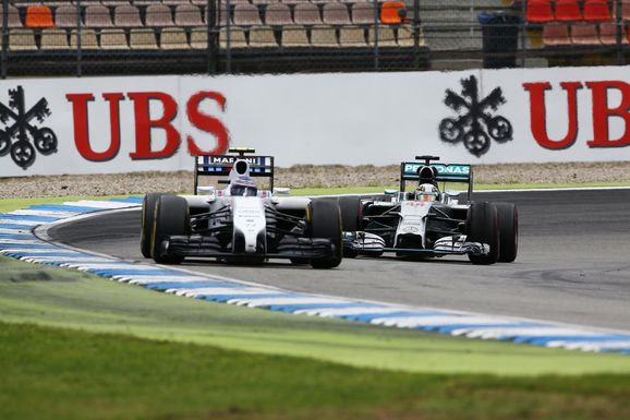 Rosberg tog promenadseger i ovanligt kraschfyllt race