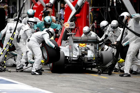 Rosberg tog promenadseger i ovanligt kraschfyllt race