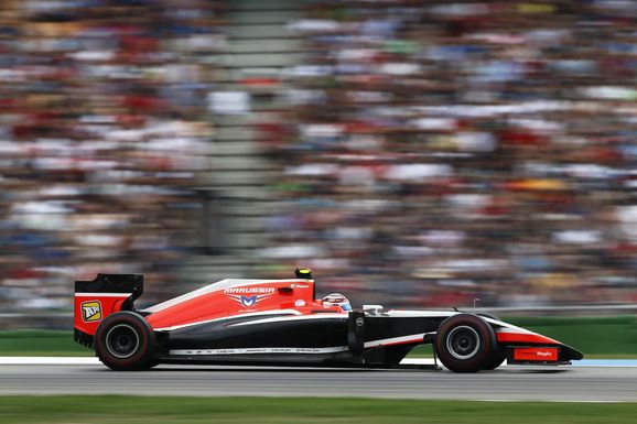 Rosberg tog promenadseger i ovanligt kraschfyllt race