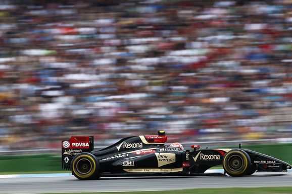 Rosberg tog promenadseger i ovanligt kraschfyllt race