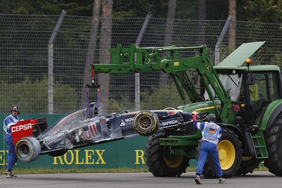Rosberg tog promenadseger i ovanligt kraschfyllt race