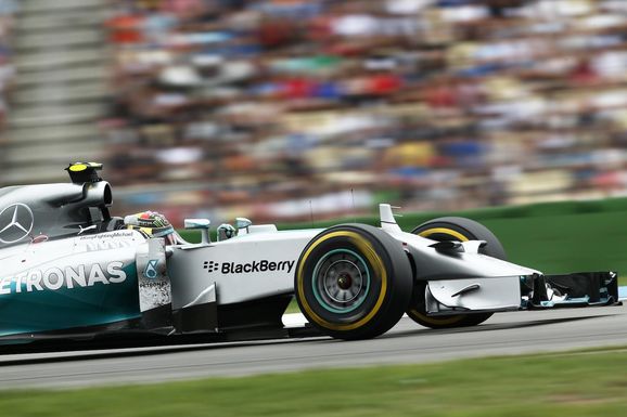 Rosberg tog promenadseger i ovanligt kraschfyllt race