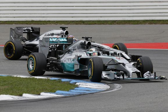 Rosberg tog promenadseger i ovanligt kraschfyllt race