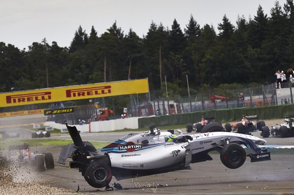 Rosberg tog promenadseger i ovanligt kraschfyllt race