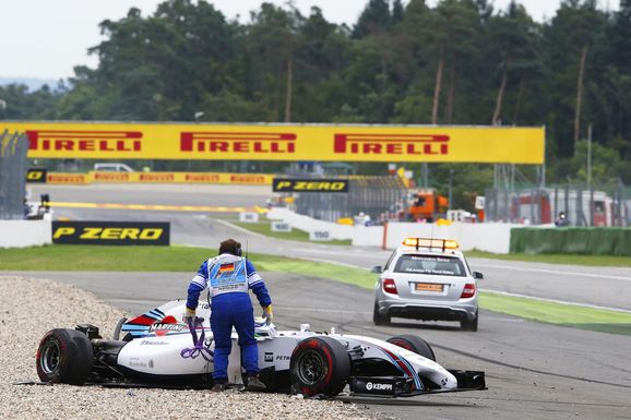 Rosberg tog promenadseger i ovanligt kraschfyllt race