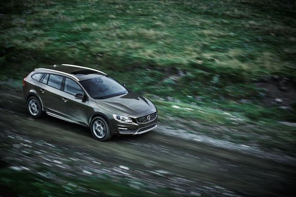 Volvo V60 Cross Country blir 29.000 billigare än Audi