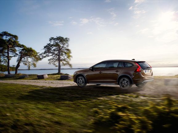 Volvo V60 Cross Country blir 29.000 billigare än Audi