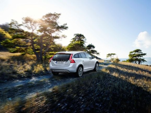 Volvo V60 Cross Country blir 29.000 billigare än Audi
