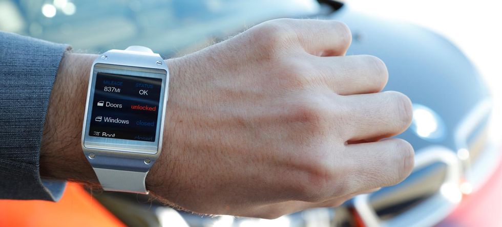 Nu flyttar Mercedes och BMW in i smarta klockan