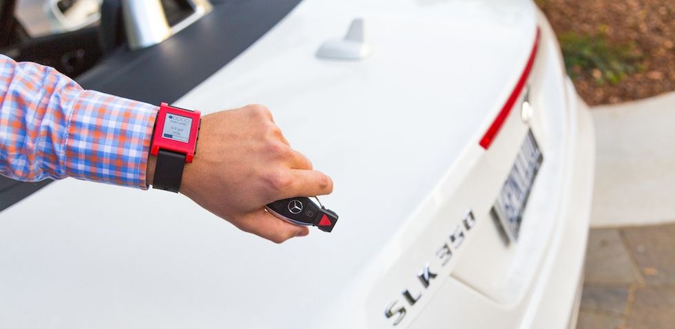 Nu flyttar Mercedes och BMW in i smarta klockan