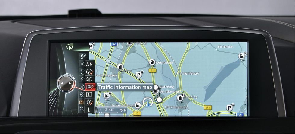 BMW vill sälja annonser i din bil – rätt eller fel?