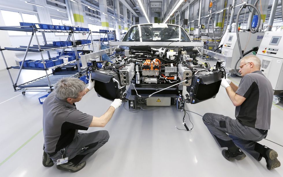 Porsche gör rekordvinst och delar med sig