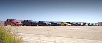 Elva supersportbilar gör upp i dragrace