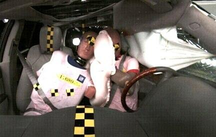 GM först med mittmonterad airbag