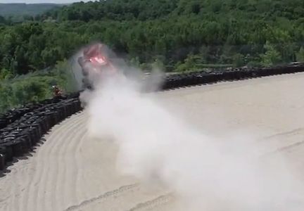 Spektakulär flygtur i en Camaro