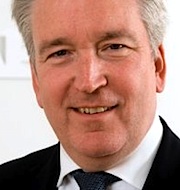 Adrian Hallmark leder försäljningen hos Saab
