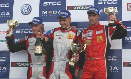 Dubbelt Daniel Roos i SM-premiären för Formel Renault