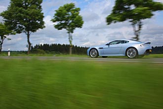 Aston Martin V12 Vantage - bildfrosseri!