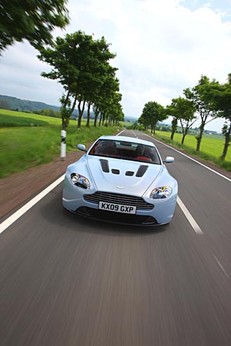 Aston Martin V12 Vantage - bildfrosseri!