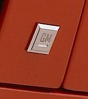 GM skäms - tar bort logotypen på bilarna