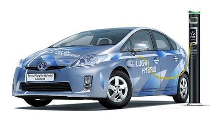 Toyota visar Auris fullhybrid och Prius plug-in hybrid