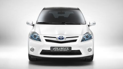 Toyota visar Auris fullhybrid och Prius plug-in hybrid