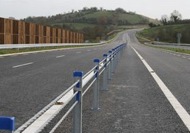 Motorcyklister stoppar vajerräcken - i England